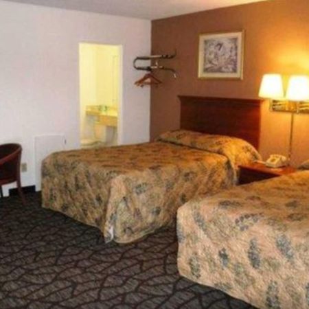Rodeway Inn Янгстаун Экстерьер фото